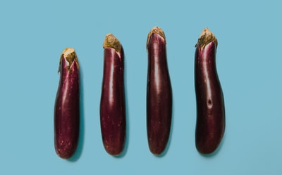 四株紫茄子的平面摄影